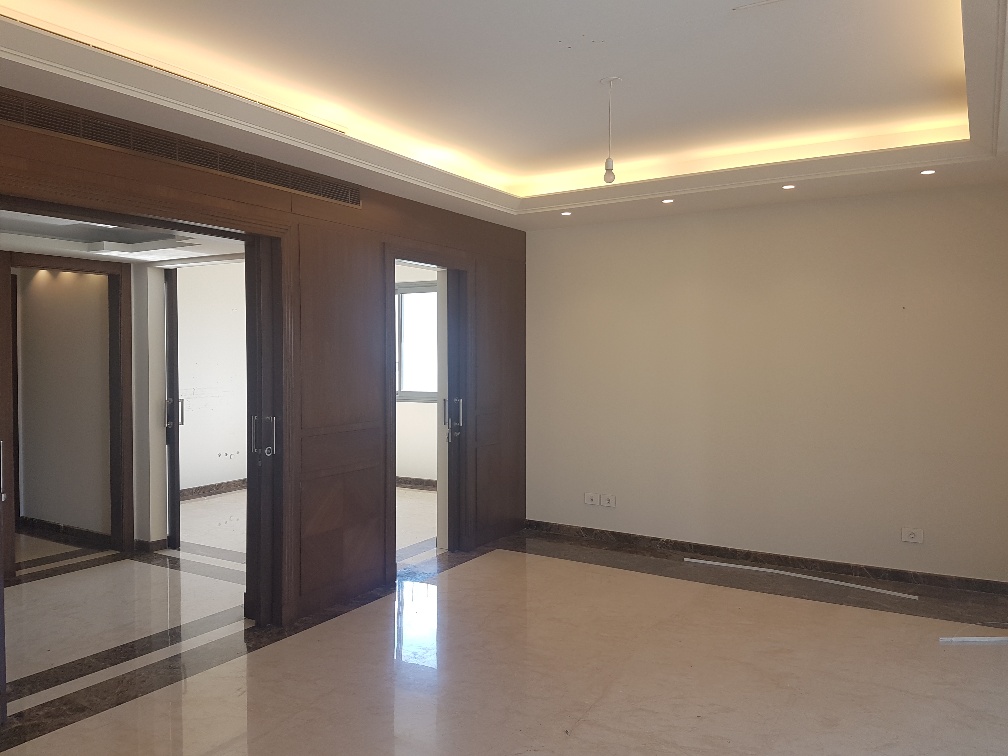 Cozy high end finishing Office – Achrafieh